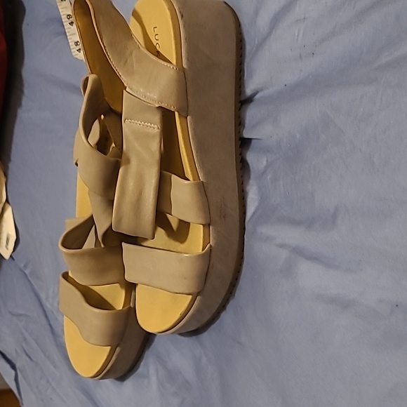 Lucky Brand Beige Women's Leather Sandals EUC - Picture 2 of 4